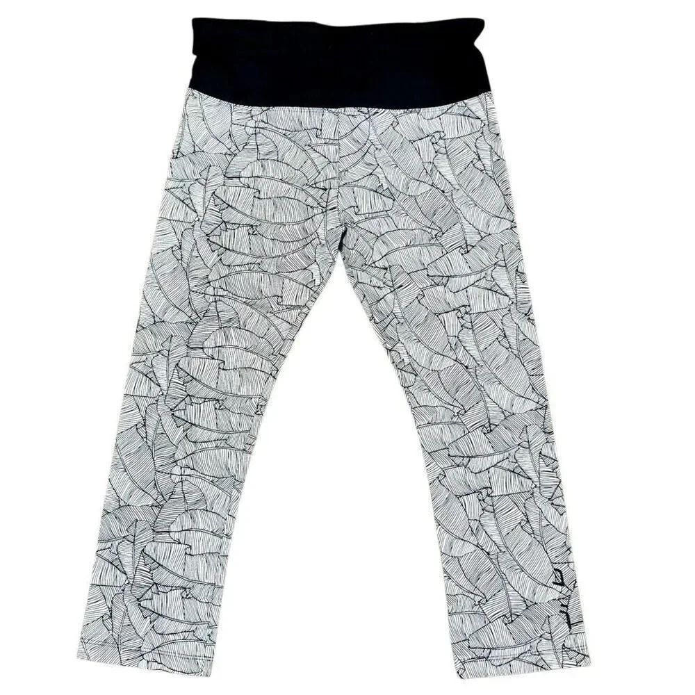 Uniquely Lorna Jane Black White Leaf Patterned Geometric Capri Leggings Medium